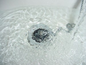 Los daños por agua aconsejan contratar un seguros de hogar