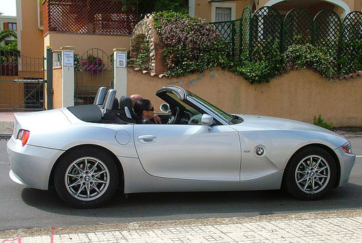 Coche es más seguro plateado