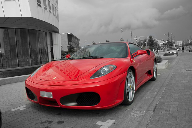 El seguro de coche de un vehículo rojo no tiene porqué ser más caro
