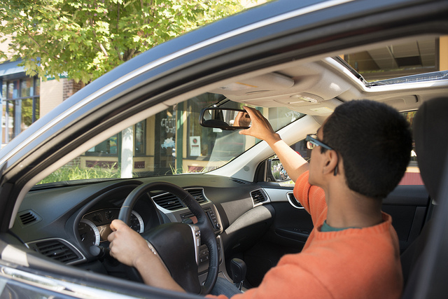 Los jóvenes utilizan comparadores como Turboseguros.com para encontrar su seguro de coche