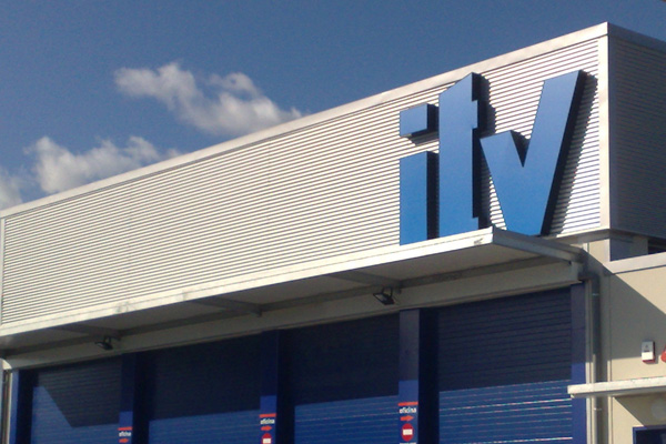 Pasar la ITV te puede salir más caro, según dónde hagas la revisión